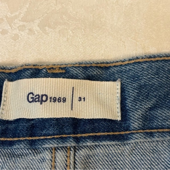 ❤️2/$15 or 3/$21❤️ Gap Medium Wash Distressed Denim Skirt, Size 31 - Picture 11 of 12